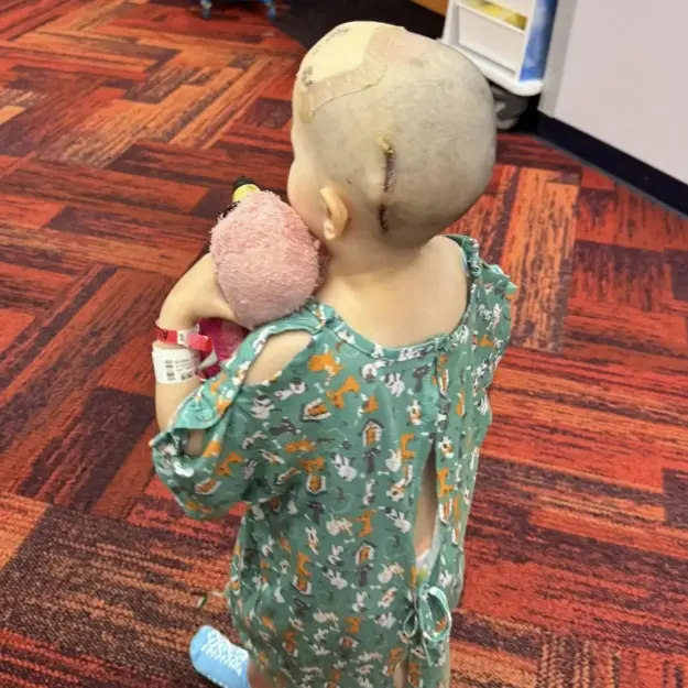 Madu em pé no hospital